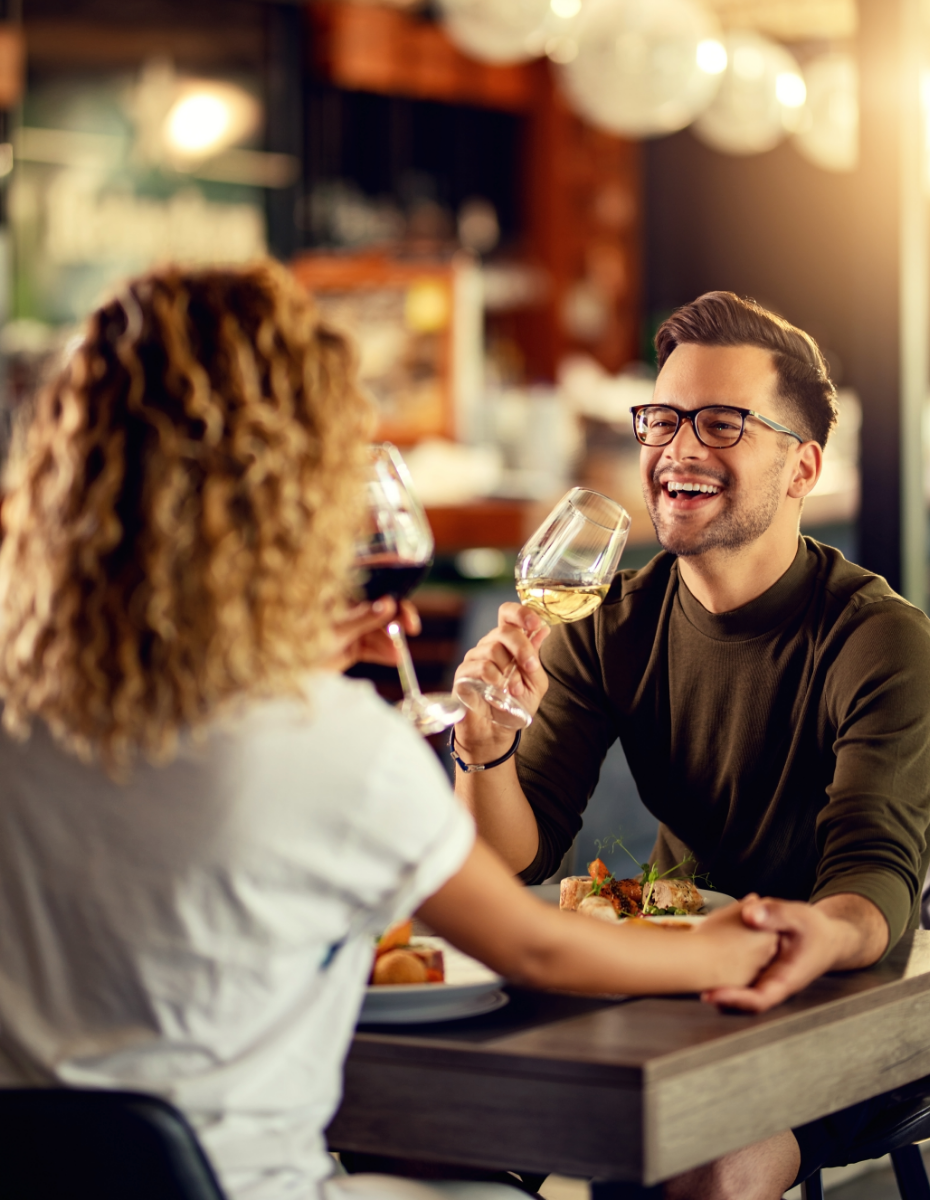 Paar an einem Restauranttisch bei Unterhaltung.